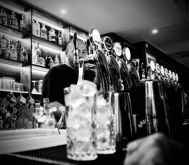 Il bancone del Bada Bing con le spine di birra e due gin tonic appena fatti