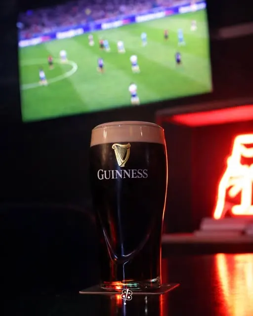La partita in TV dietro una pinta al Bada Bing